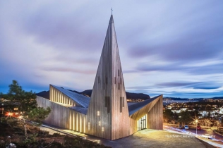 Kościół w Knarvik − Gwiazda Północy z szybami marki Pilkington
